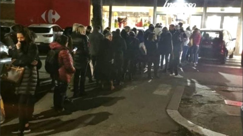Largas filas en supermercados italianos la noche previa a la cuarentena