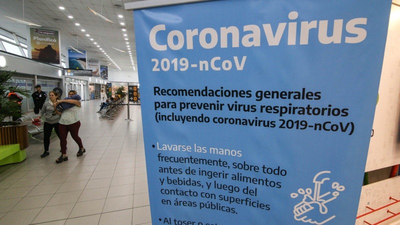 En el aeropuerto de Rosario hay carteles informativos sobre el coronavirus en todos los rincones.