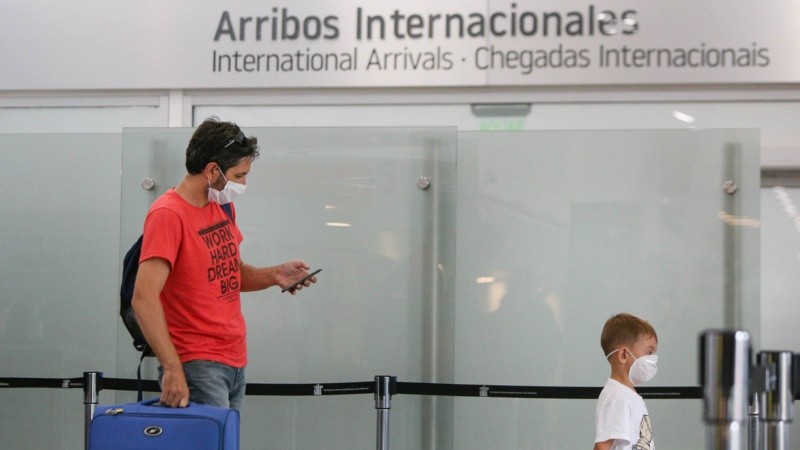 Un vuelo internacional que vino de Brasil este domingo.  Muchos pasajeros pisaron Rosario con sus barbijos puestos.