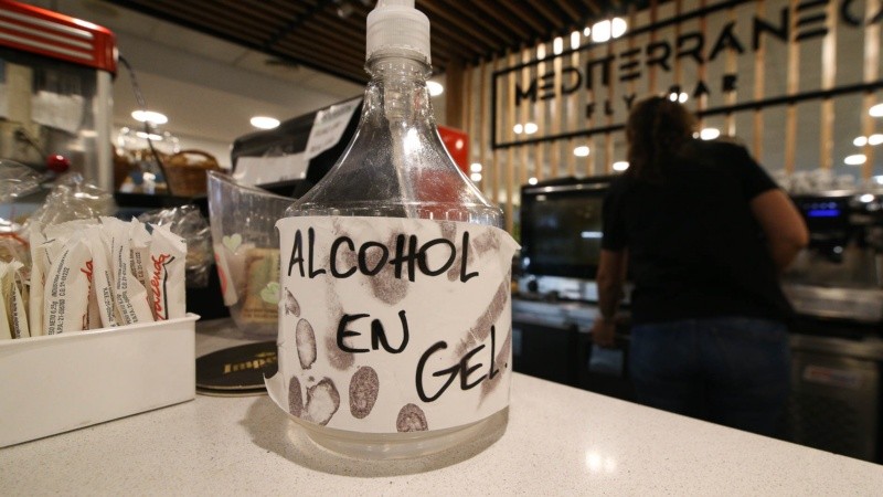 Alcohol en gel para los clientes de un bar del aeropuerto.