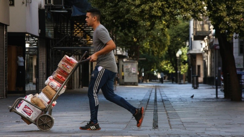 Un repartidor aislado en el centro de Rosario: otro reflejo del parate económico.
