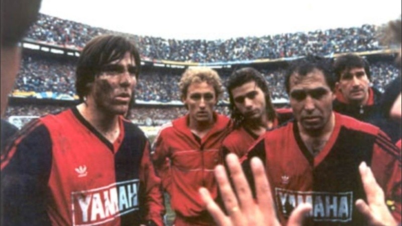 Ricardo Lunari, en el medio de Berizzo, Pochettino y Llop. Final de julio del '91.