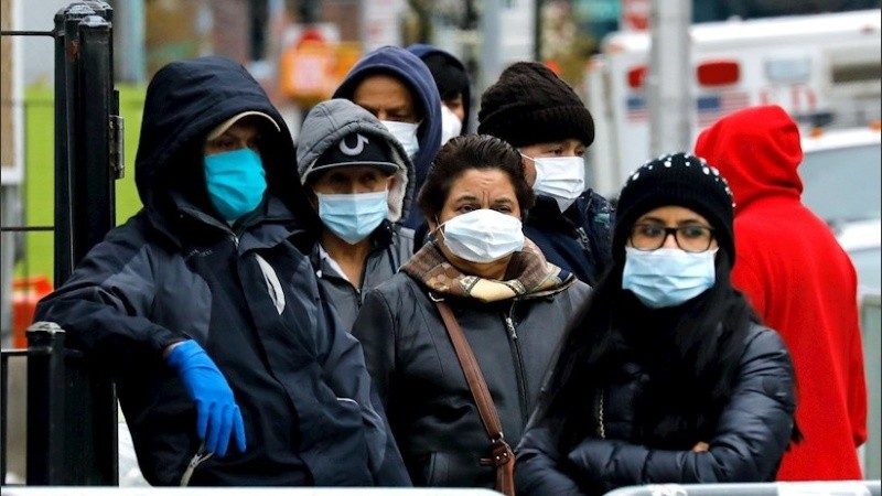 Espera con barbijos afuera de un hospital de Nueva York, foco de la pandemia en Estados Unidos.