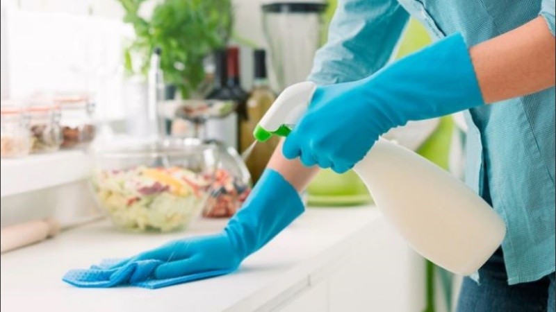 Es recomendable limpiar las superficies altamente tocadas.