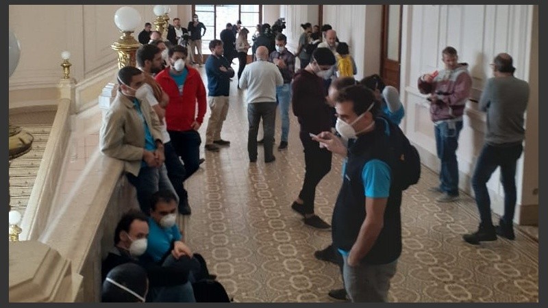 La espera de los periodistas en los pasillos de Gobernación.