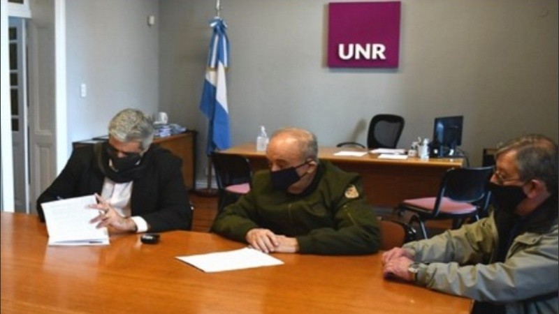 El rector de la UNR y dirigentes de Apur durante la firma de la paritaria particular.