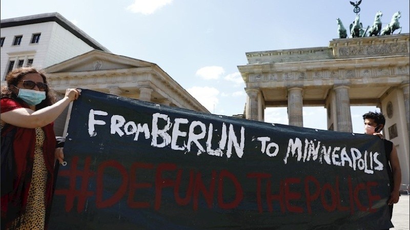 Manifestación frente e la Puerta de Brandeburgo, símbolo de la capital alemana.