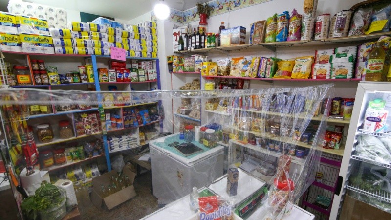Un almacén de Rosario protegido por la pandemia de coronavirus.