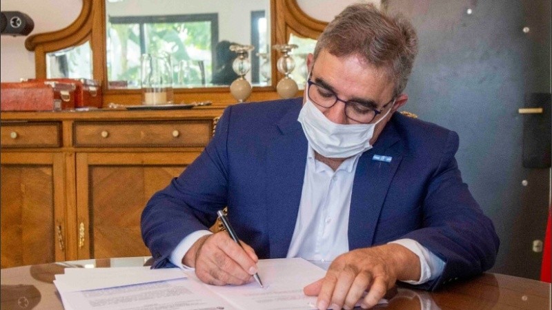 El gobernador Jalil confirmó el primer caso de coronavirus en Catamarca. 