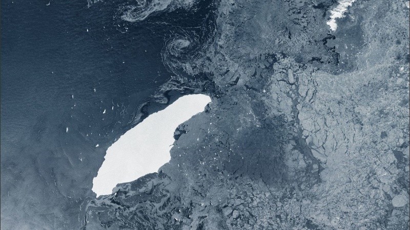 El dispositivo espacial continúa enviando imágenes del iceberg.