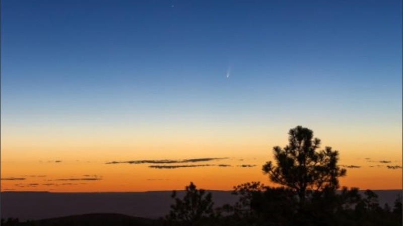 El cometa puede ser observado a simple vista o con ayuda de dispositivos.