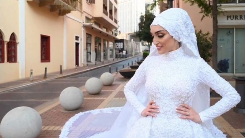 La novia libanesa estaba en una sesión de fotos al momento de la explosión en Beirut.
