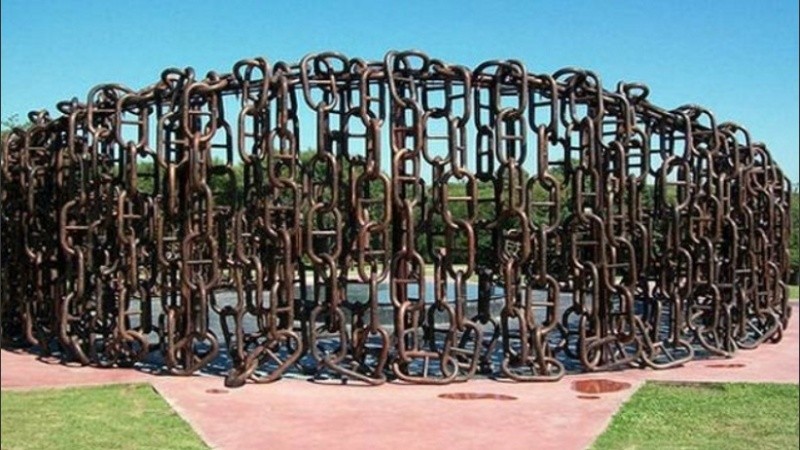 Monumento con las cadenas que usaron en la batalla de la Vuelta de Obligado.
