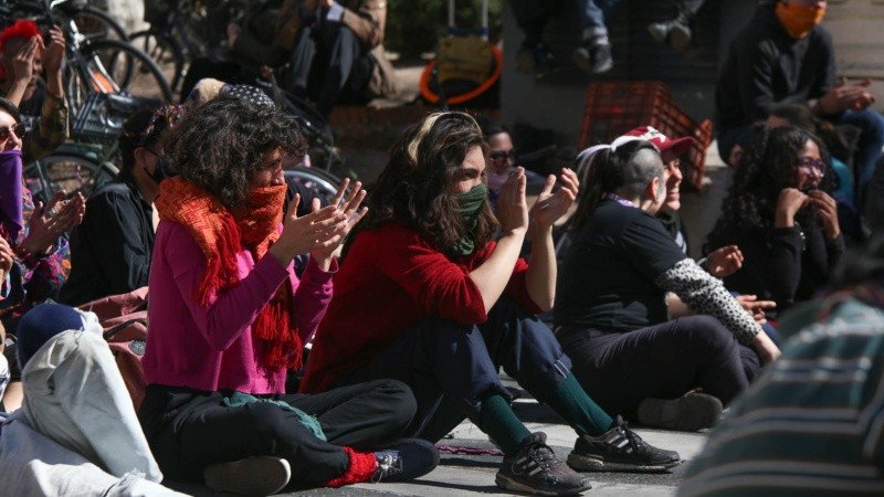 Artistas callejeros de Rosario se manifestaron con una varieté frente a la Municipalidad.