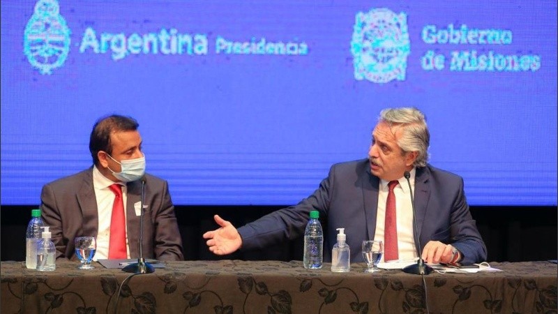 El presidente Fernández junto al gobernador de Misiones este viernes. 