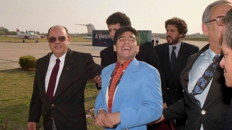 El 13 de septiembre de 1993 Maradona llega en avión al aeropuerto de Rosario. (Foto: Carlos Ronga)