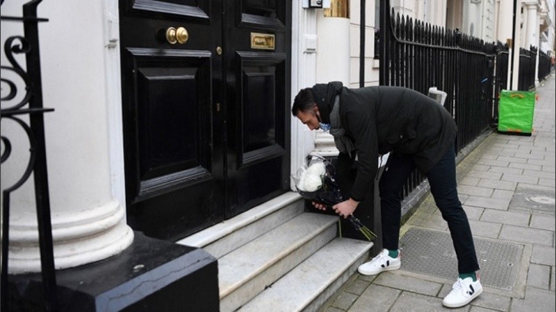 El homenaje de un hincha en la embajada argentina en Londres.