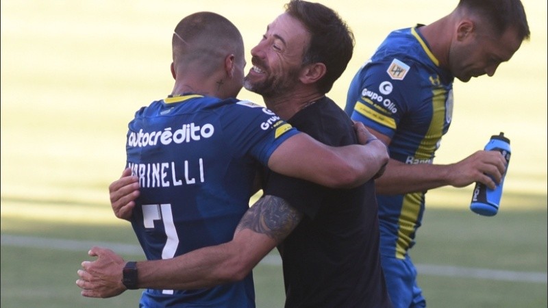 Marinelli y el Kily González, a los abrazos tras los goles ante Patronato.