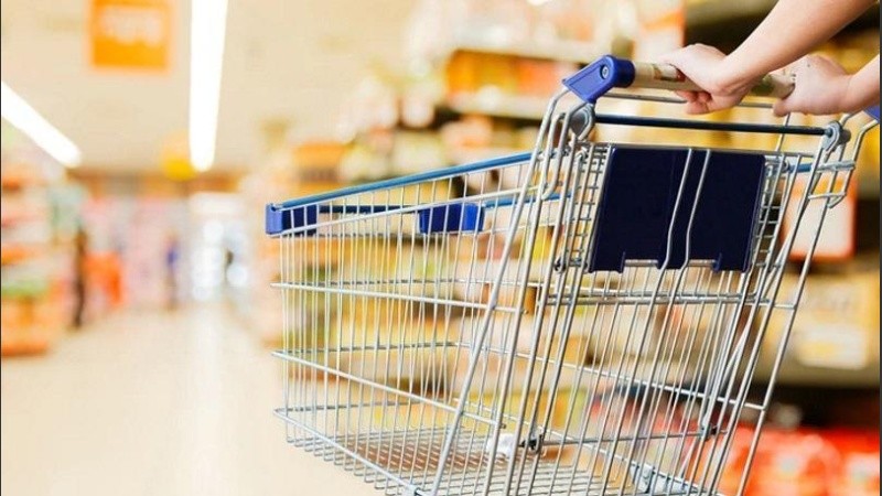 En marzo, se relevaron subas de 19,5% interanual en los precios de los supermercados y de 34,2% en los autoservicios.