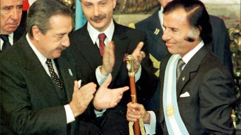 El ex presidente al recibir el bastón de la presidencia.