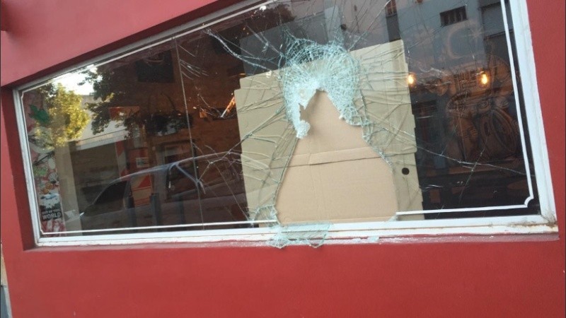 Así violentaron la ventana de la pizzería de barrio Echesortu