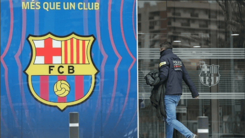 La policía de Cataluña realizó allanamientos en las sedes del club.  