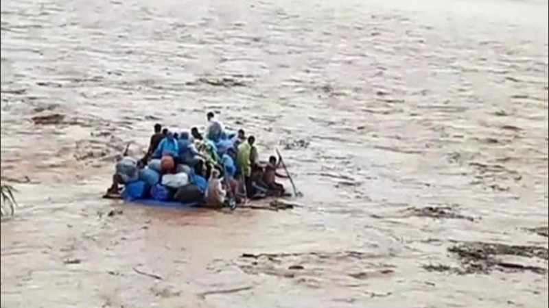 Según el relato de una sobreviviente, quienes abandonaron el bote llegaron nadando hasta la orilla.