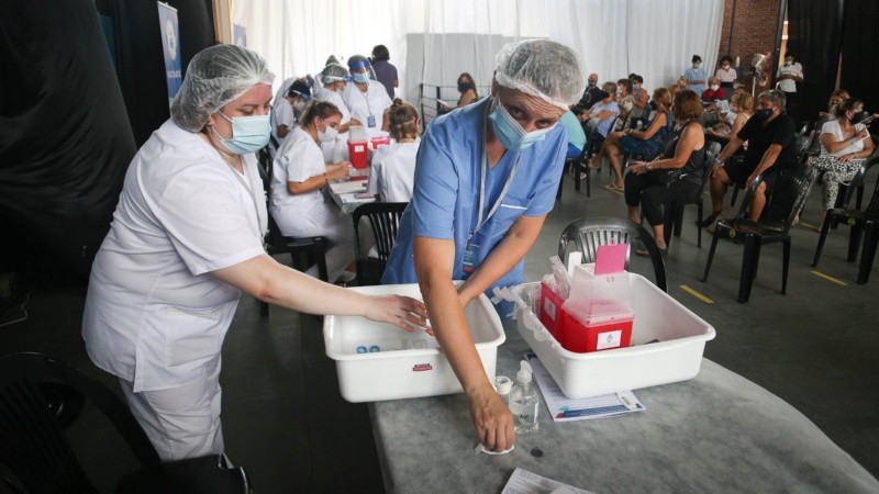 Comenzó la vacunación a docentes en Rosario.