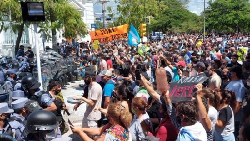 Formosa se manifestó contra la vuelta a fase 1 y hubo represión policial.