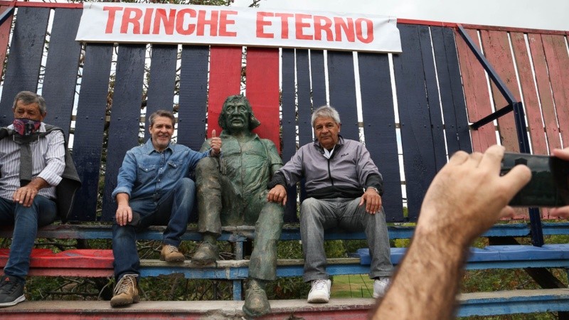 Se descubrió la estatua del Trinche en el Gabino Sosa este miércoles al mediodía.