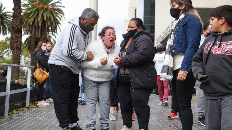 La mamá de Diego pidiendo por la liberación de su hijo en la puerta del Centro de Justicia Penal. 