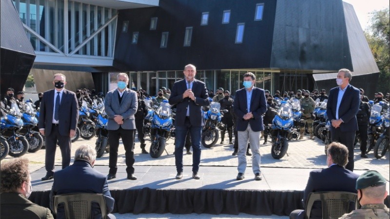 Perotti, Javkin y los ministros en el acto de entrega de las motos. 