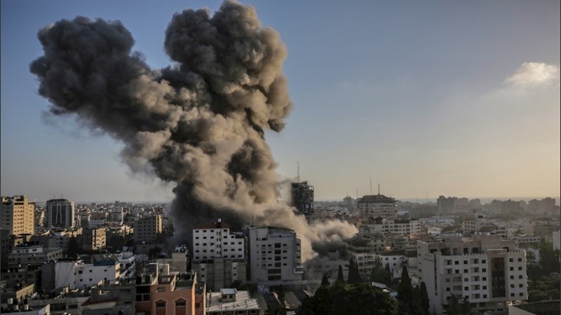 Vista después de un ataque israelí a la torre Al-Shorouq en Gaza.
