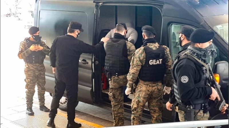 Los cuatro policías fueron detenidos la semana pasada por la Policía de Seguridad Aeroportuaria (PSA).