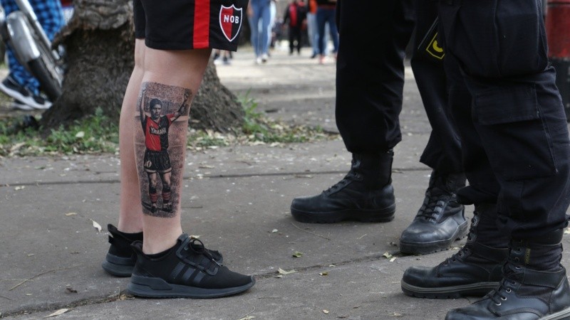 Un tatuaje del ídolo y el operativo de seguridad.
