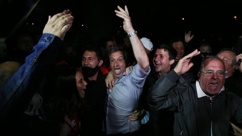 El festejo de Astore con sus seguidores sintiéndose ganador antes de los resultados oficiales