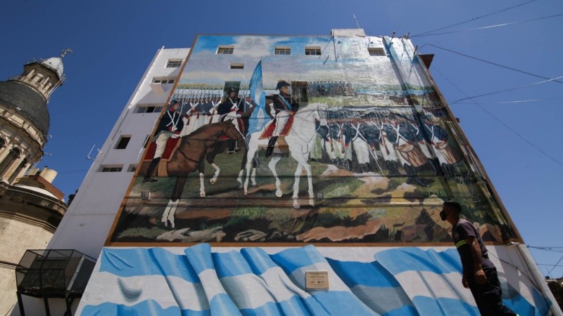 El enorme mural de Manuel Belgrano quedó inaugurado este lunes por la mañana.