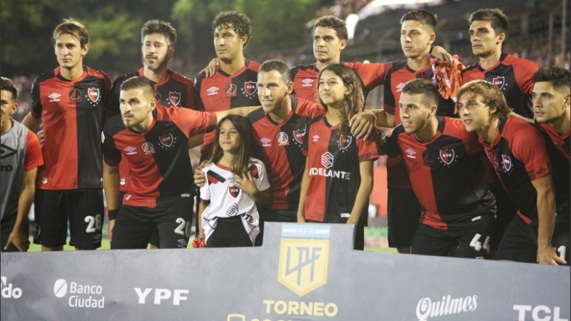 Los once, junto a las hijas de Maxi, Alma y Aitana. 