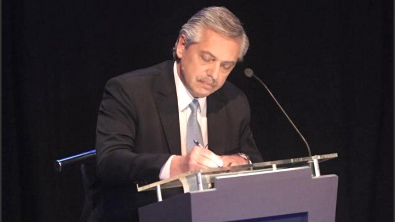 Fernández hizo público su pedido a la AFI para contra la gestión de Cambiemos.