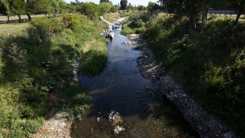 La desembocadura del arroyo Ludueña y un paisaje que sorprende por el poco caudal de agua. 