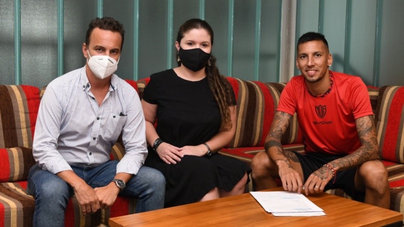 Piri firmó su contrato junto a los dirigentes de la Lepra