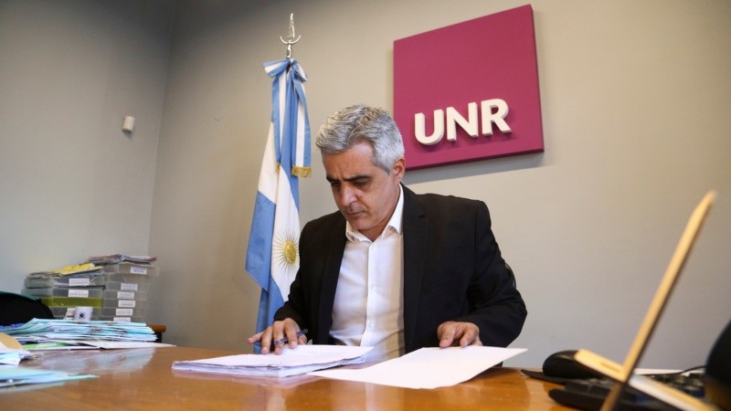 Franco Bartolacci en su despacho de rector de la UNR