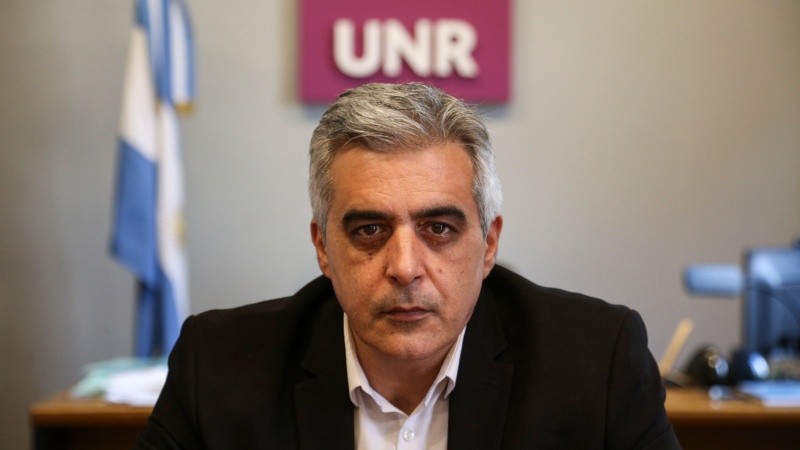 Franco Bartolacci en su despacho de rector de la UNR
