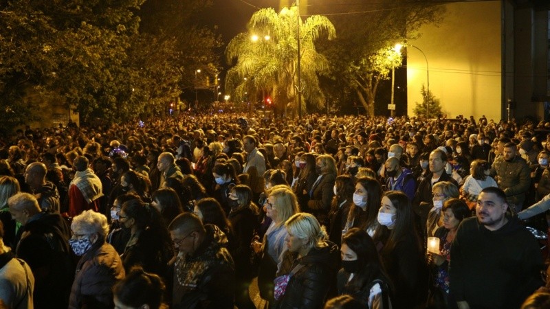 Una multitud en el inicio del Vía Crucis de barrio Rucci.