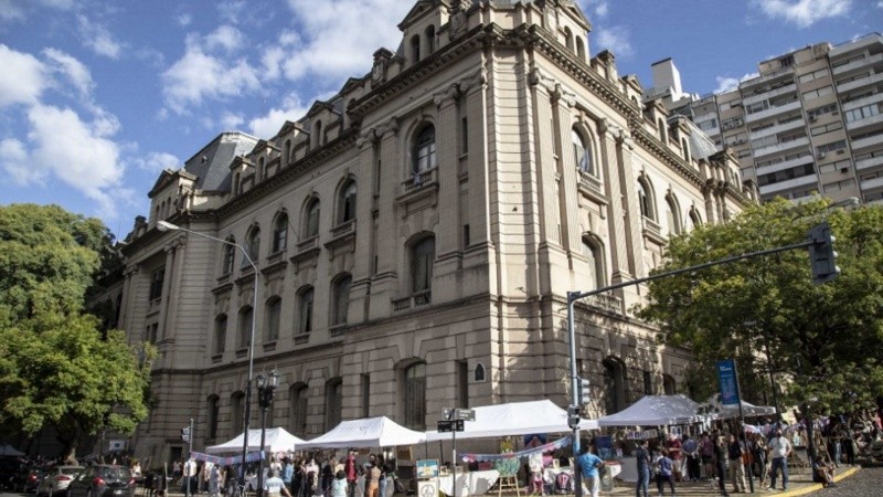 La sexta edición del Mercado de las Artes se desarrollará el sábado 14 de agosto de 11 a 18 frente a la Aduana de Rosario.
