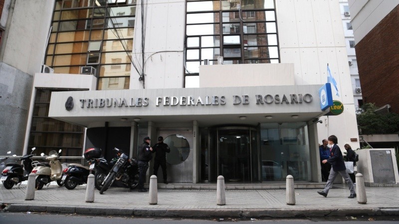Los Tribunales Federales de Rosario, por calle Entre Ríos