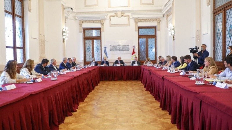 Los diputados de todas las fuerzas políticas reunidos con Perotti en diciembre pasado.