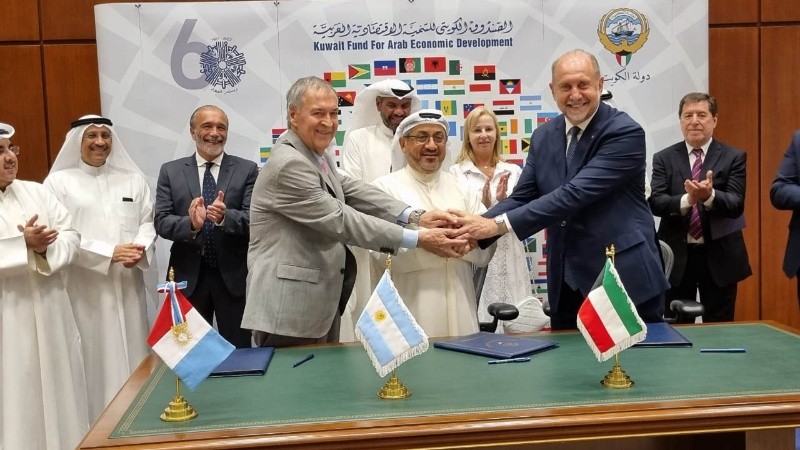 El gobernador firmó convenios en Kuwait para la construcción de un acueducto.