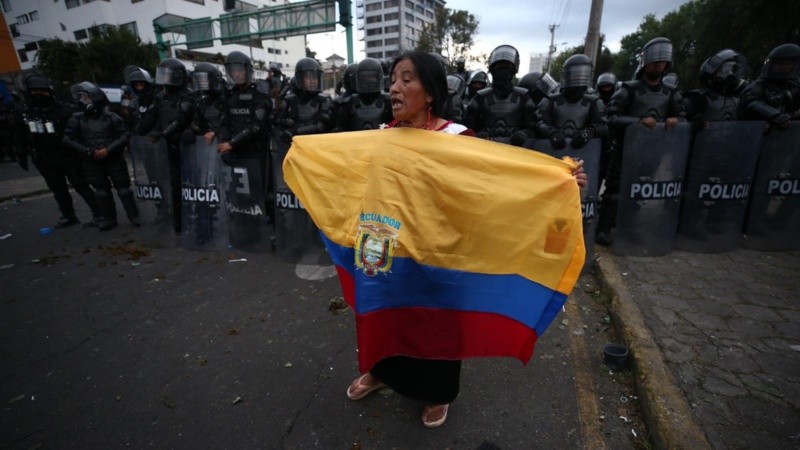Manifestantes indígenas protestan contra el Gobierno de Guillermo Lasso, en Quito.