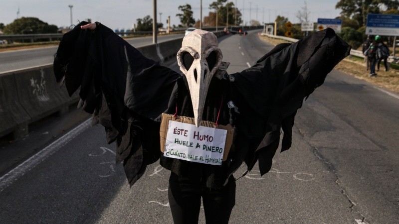 La protesta de ambientalistas en la cabecera del puente Rosario Victoria. 